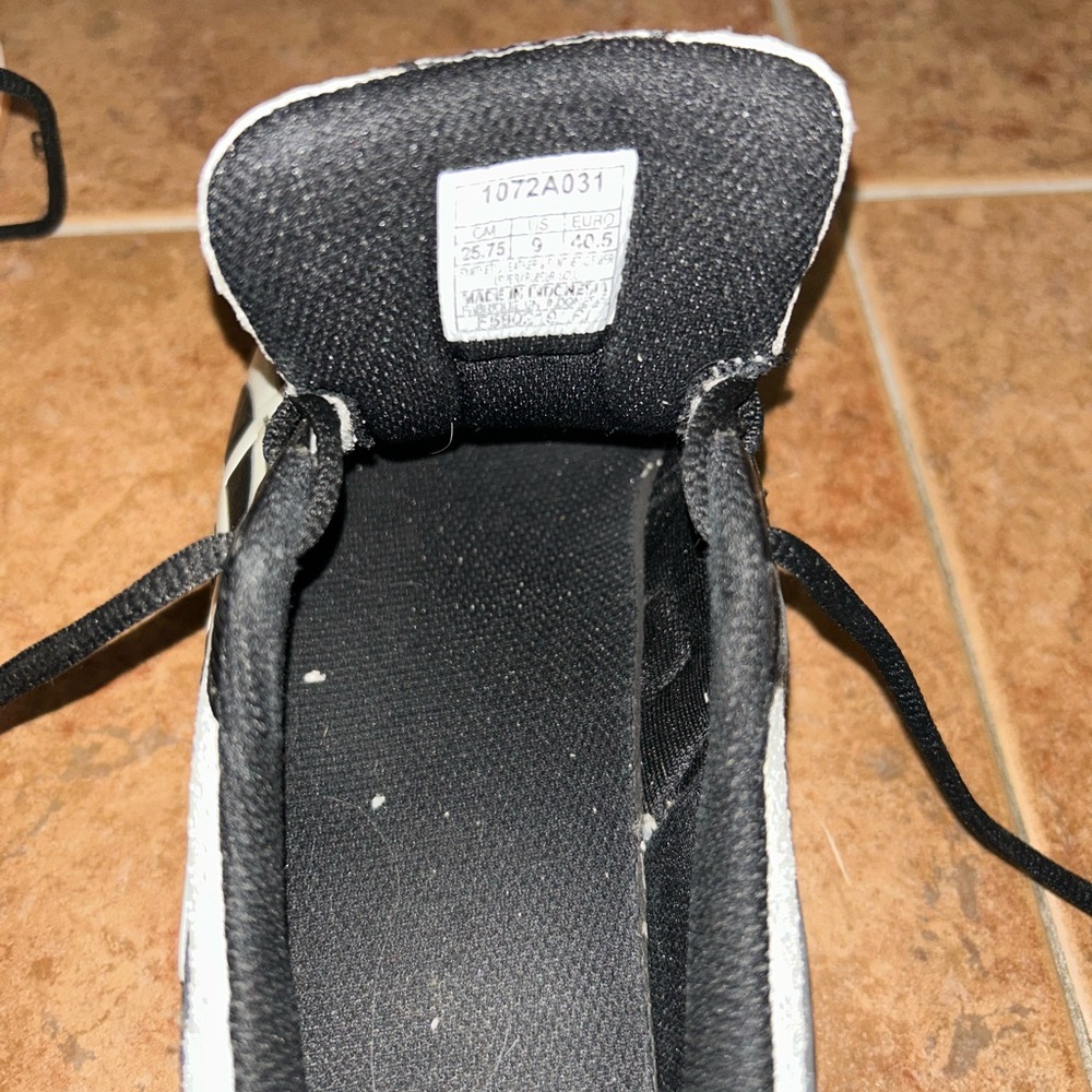 ASICS - Picture 3 of 4